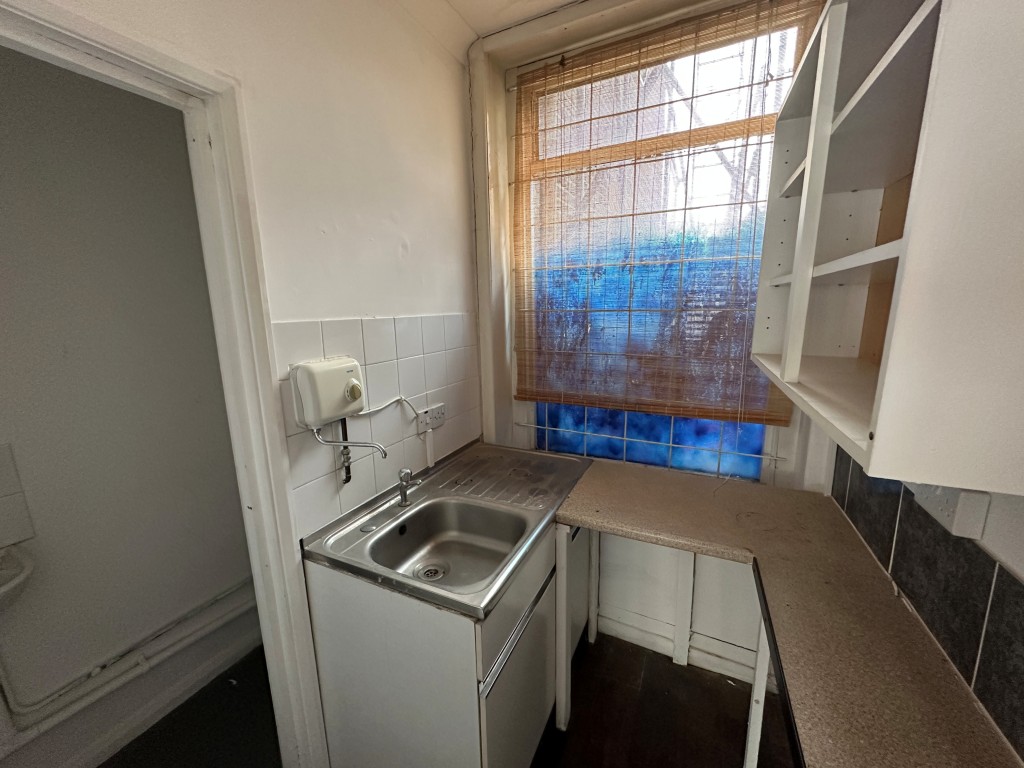 Lot: 11 - COMMERCIAL UNIT WITH FREEHOLD OF BLOCK - Kitchenette